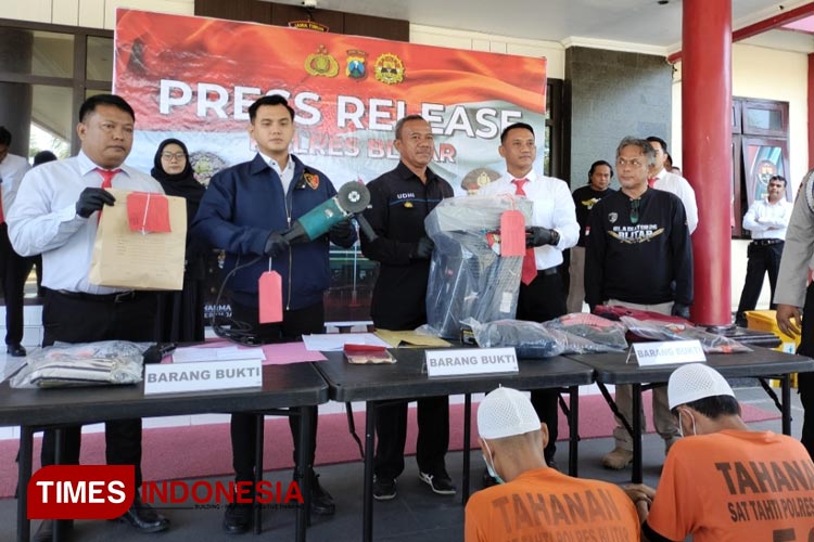 Dua pelaku pembobol ATM saat dirilis di Mapolres Blitar (Foto : Nur Al Ana/TIMES Indonesia)