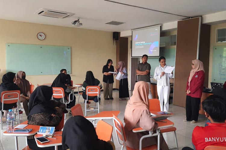 Para peserta training Teamwork yang sedang mendengarkan presentasi perwakilan kelompok di ruang training, Minggu (11/06/2023). (FOTO: Ullil Amri/ TIMES Indonesia)