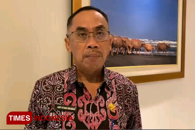 Kepala BKPSDM Kota Banjar, Asep Tatang memberikan keterangan terkait proses seleksi terbuka JPTP dan Sekda. (Foto: Susi/TIMES Indonesia) 