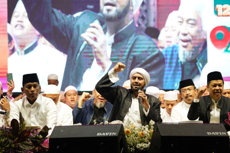 Habib-Syech-di-Lapangan-Surodinawan-b.jpg