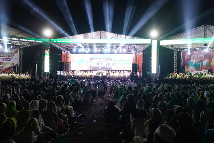 Habib-Syech-di-Lapangan-Surodinawan-c.jpg