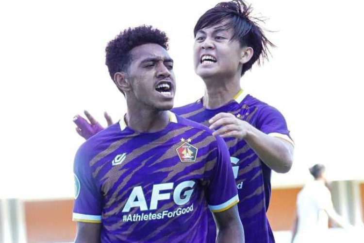 Jeam Kelly Sroyer (depan) saat merayakan golnya bersama Persik Kediri (foto: dok Instagram Persik) 