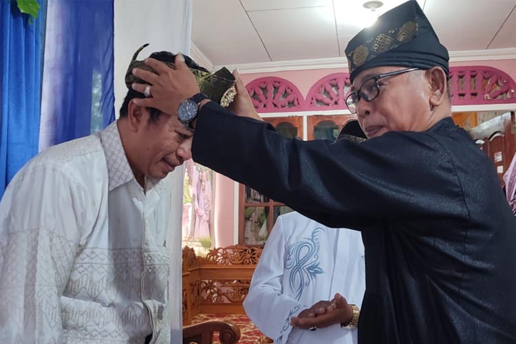 KH Abdul Hamid Wahid Dianugerahi Gelar Datuk Guru oleh Lembaga Adat Melayu