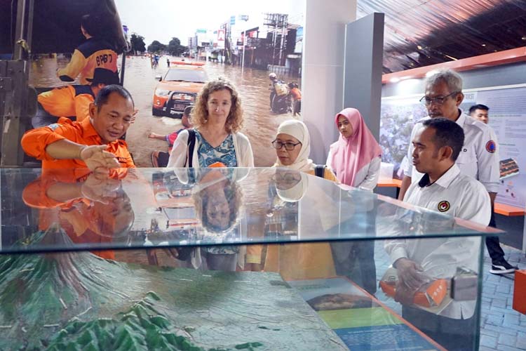 Kalaksa BPBD Jatim Gatot Soebroto saat menerima kunjungan Tim Kemenko PMK RI dan United Nations Office for the Coordination of Humanitarian Affairs (UN OCHA) di Tenpina.(Dok.Humas BPBD Jatim)