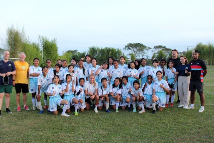 Kedatangan Coach Gema Simon yang merupakan mantan pemain nasional Australia mendapatkan sambutan dan antusiasme tinggi dari siswa Surabaya European School, Senin (12/6/2023).(Dok.Surabaya European School)