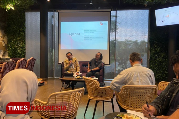 Kepala OJK Malang, Sugiarto Kasmuri saat membuka sesi konferensi pers di depan awak media. (Foto: Rizky Kurniawan Pratama/TIMES Indonesia)
