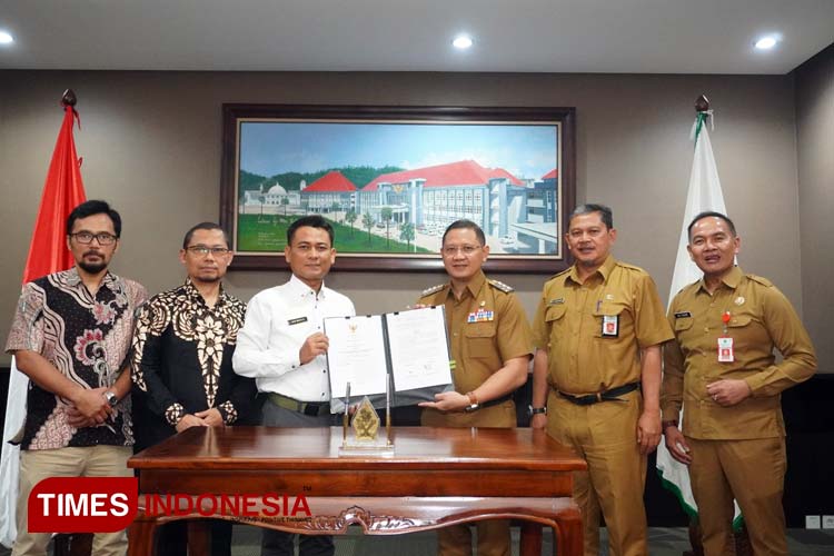 Pemkot Batu menandatangani Memorandum of Understanding (MoU) dengan Badan Informasi Geospasial, terkait penyelenggaraan, pengembangan dan pemanfaatan data dan informasi geospasial di Kota Batu. (Foto: M. Dhani Rahman/TIMES Indonesia)