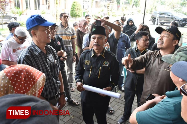 Suasana pertemuan antara warga Perumahan Puri Cempaka Putih, Komisi C DPRD Kota Malang dan Pengembang Perumahan. (Foto: Rizky Kurniawan Pratama/TIMES Indonesia)