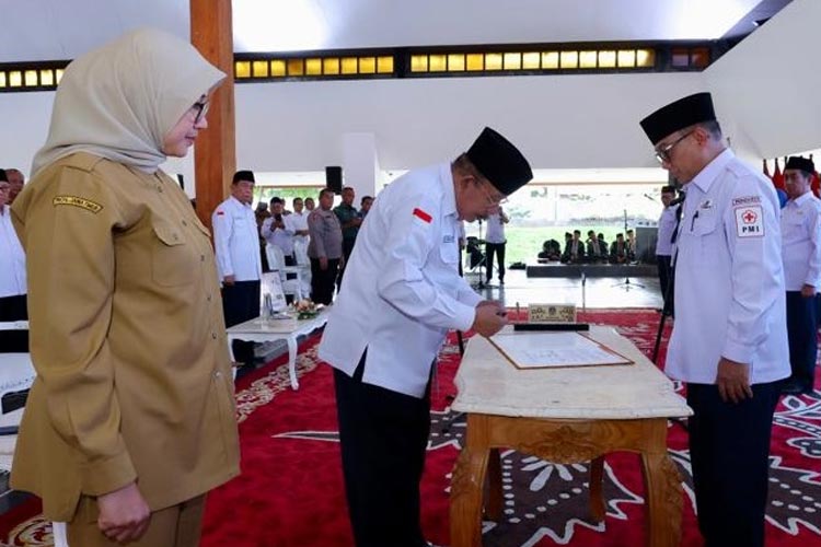 Sekda Pemkab Banyuwangi Mujiono Dilantik Jadi Ketua PMI Banyuwangi