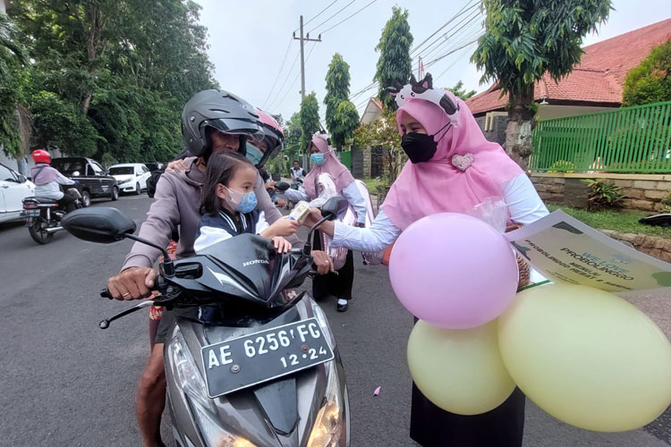 Pembagian makanan bergizi untuk anak oleh sejumlah warga. (Foto: Dokumen/TIMES Indonesia)