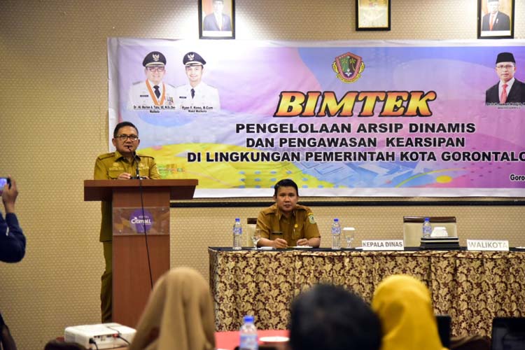 Wali Kota Gorontalo Marten Taha saat memberikan sambutan di bimbingan teknik (Bimtek) pengelolaan arsip dinamis dan pengawasan kearsipan, di Hotel Magna. (Foto: Humas Pemkot Gorontalo) 