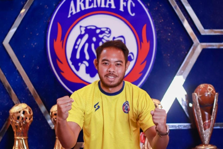 Adixi Lenzivio resmi berseragam Arema FC. (FOTO: Dok. Arema FC)