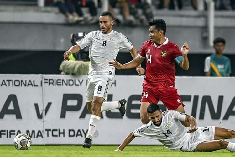 Asnawi Mangkualam dijegal pemain Palestina di FIFA Matchday, Rabu (14/6). (ANTARA FOTO/MUHAMMAD ADIMAJA)