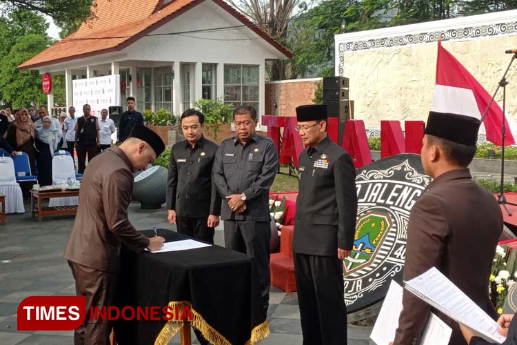 Bupati Majalengka, H Karna Sobahi melantik 45 pejabat di Taman Sejarah Kabupaten Majalengka. (FOTO: Hendri Firmansyah/ TIMES Indonesia)