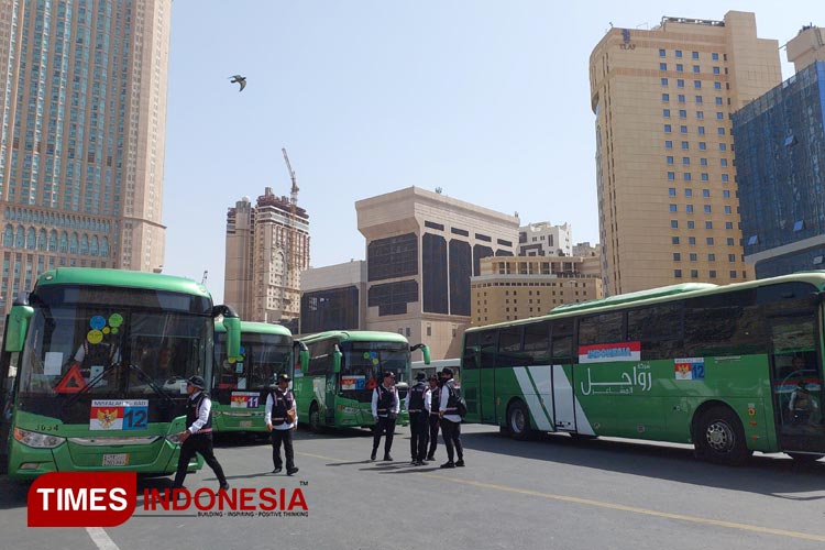 Jemaah haji dari hotel ke Masjidil Haram dan sebaliknya, dilayani bus shalawat. Tapi, ada rute yang dipakai semua negara. (Foto: MCH 2023)