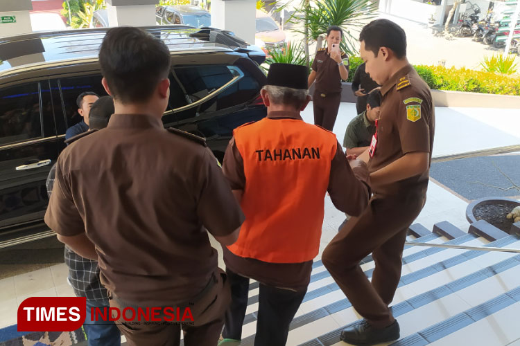 Tersangka Bantuan Traktor inisial S di Kabupaten Bondowoso resmi ditahan (FOTO: Moh Bahri/TIMES Indonesia)