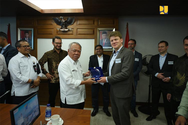Menteri PUPR RI Basuki Hadimuljono saat menerima kunjungan pengusaha asal Jerman di Kantor Kementerian PUPR, Senin (12/6/2024). (FOTO: Biro Komunikasi Publik Kementerian PUPR RI)