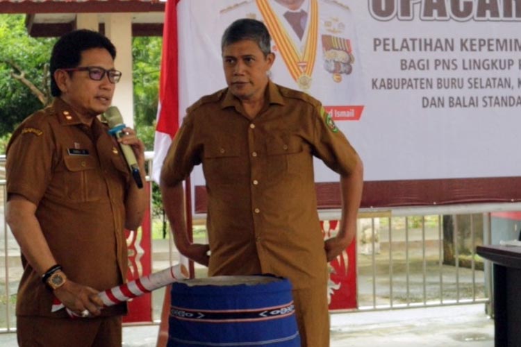 Sekretaris Daerah Maluku Sadali IE membuka resmi Pelatihan Kepemimpinan Administrator Angkatan VII Tahun 2023, yang ditandai dengan pemukulan tifa, pada Selasa (13/6/2023). (Foto: Diskominfo Maluku for TIMES Indonesia) 