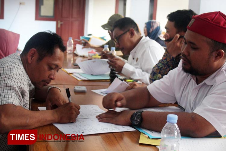 Warga Desa Tiron Mulai Terima UGR Pengadaan Tanah Tol KiAgung