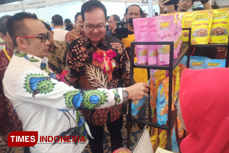 CEO PT Krista Media Pratama Krista Exhibition Daud D Salim bersama Kepala Dinas Perindustrian dan Perdagangan Provinsi Jawa Timur Iwan saat mengunjungi tenant Krupy di IIFEX 2023 Grand City Surabaya, Kamis (15/6/2023). (Foto: Lely Yuana/TIMES Indon