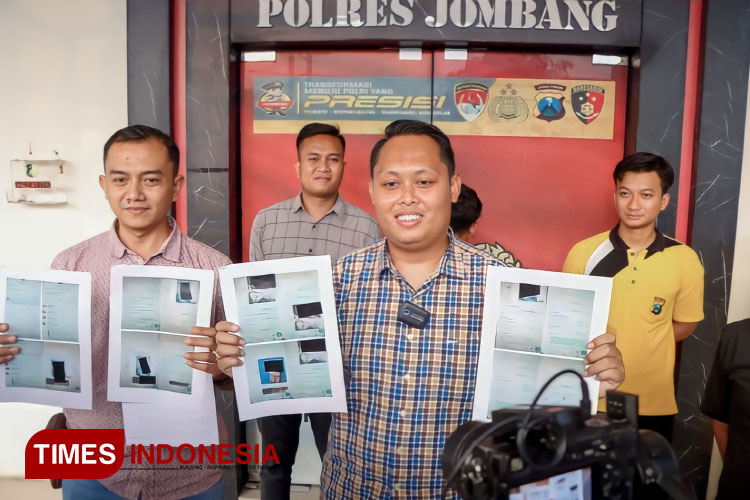 AKP Aldo Febrianto Kasatreskrim Polres Jombang saat pers release kasus prostitusi online, di polres Jombang (FOTO: Bambang Cahyono/TIMES Indonesia)