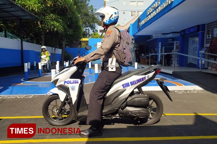 Anggota Polresta Malang Kota dengan kendaraannya saat siap mengantarkan SIM kepada masyarakat. (FOTO: Dok. Polresta Malang Kota/TIMES Indonesia)