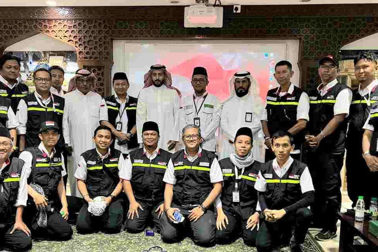Tim MCH dan petugas haji Daker Madinah berfoto bersama dengan humas Masjid Nabawi. (Foto: MCH 2023)