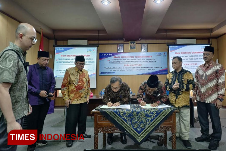 Penandatanganan kerjasama antara Unipdu Jombang dengan Taiwan Economic And Trade Office In Surabaya di Aula Meeting Room 1 Unipdu Jombang, Kamis (15/6/2023). (FOTO: Rohmadi/TIMES Indonesia)