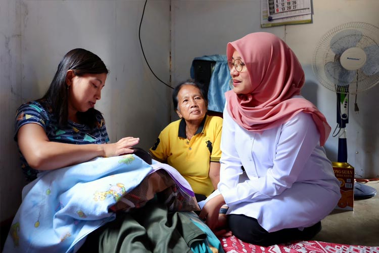 Bupati Ipuk Ngantor di Desa Ujung Selatan Banyuwangi Guna Perkuat Penunjang Fasilitas Kesehatan