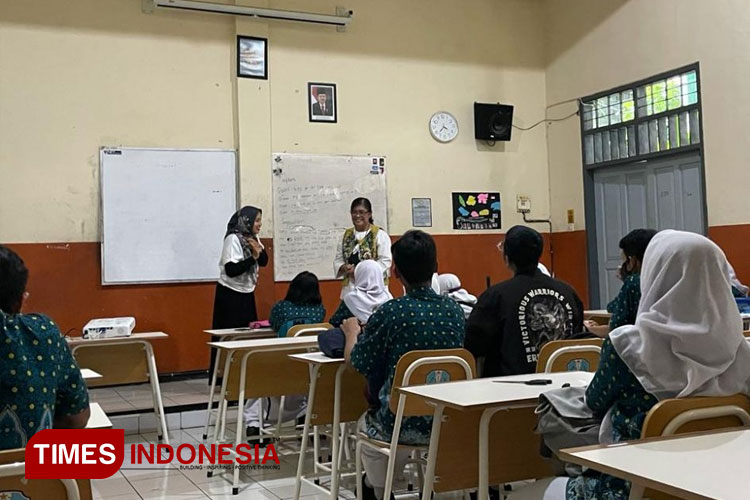 Kegiatan penelitian dosen Unisma Malang di SMKN 5 Malang. (FOTO: AJP TIMES Indonesia)