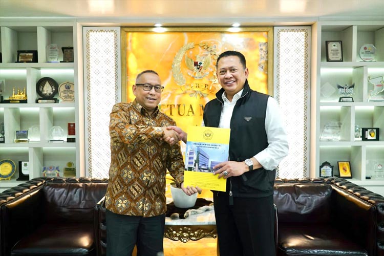 Ketua MPR RI Bambang Soesatyo menerima Direktur Pascasarjana Universitas Borobudur Prof. Faisal Santiago, di Jakarta, Jumat (16/6/23). (FOTO: MPR RI)