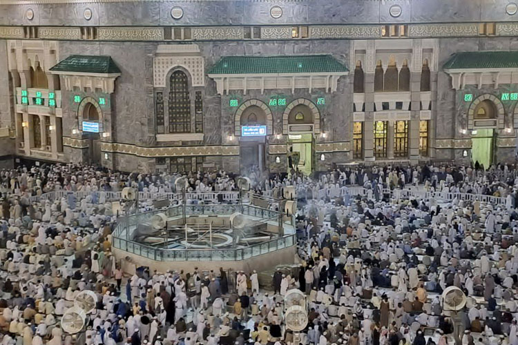 Suasana Masjidil Haram saat ini sudah dipenuhi jemaah haji dari berbagai negara. Disarankan jemaah haji menghemat tenaga dan menjaga kesehatan. (Foto: MCH 2023)