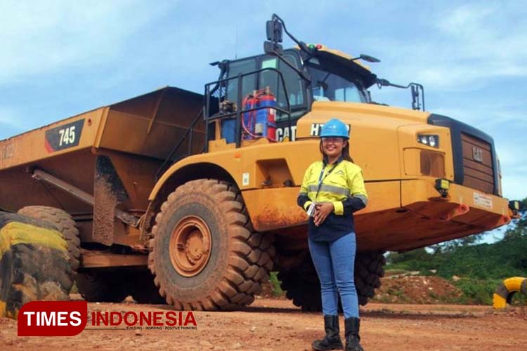 Perempuan operator alat berat Articulated Dump Truck (ADT) di PT Bumi Suksesindo (PT BSI). (Foto : Humas PT BSI for TIMES Indonesia)