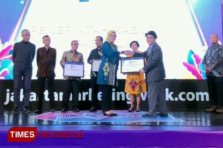 Kepala Disparbud Lamongan, Siti Rubikah, saat menerima penghargaan Tourism Enterpreneural Recognition 2023. (FOTO: Disparbud Lamongan for TIMES Indonesia)