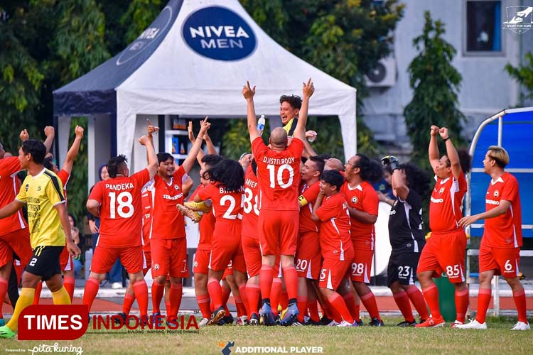 Tim Standupindo FC saat selebrasi dengan mengangkat pemain Pita Kuning FC, Syamsir Alam. (FOTO: SFH17 for TIMES Indonesia)
