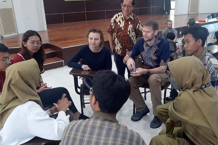 Politeknik Ubaya Adakan Diskusi Interkultural Bersama Mahasiswa Amerika Serikat dan Siswa SMKN 10