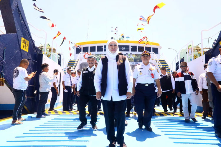Gubernur Khofifah meninjau dermaga.(Dok.Humas Pemprov Jatim)