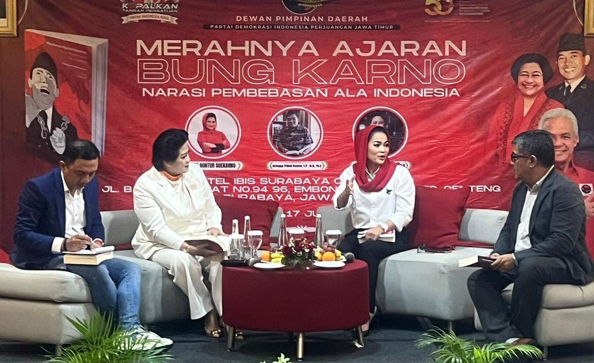 Puti Guntur Soekarno (kerudung merah), cucu dari Bung Karno, hadir dalam acara bedah buku