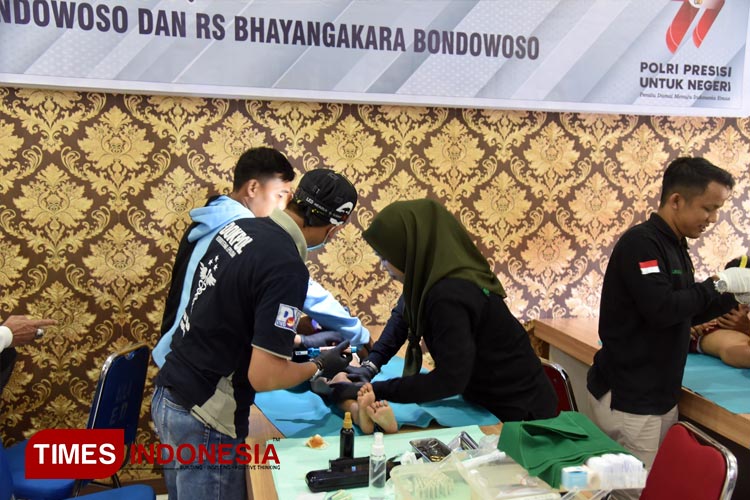 HUT ke-77 Bhayangkara, Polres Bondowoso Gelar Khitan Massal Gratis