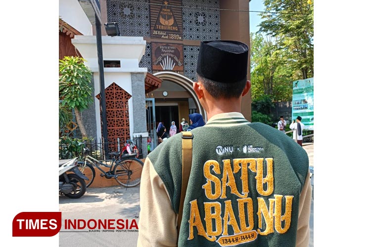 Saat wisatawan mengunjungi kawasan Makam Gus Dur (KH Abdurrahman wahid) dan KH. Hasyim Asy'ari di komplek Pondok Pesantren Tebuireng, Diwek, Jombang. Sabtu, (17/6/2023). (FOTO: Bambang Cahyono/TIMES Indonesia).