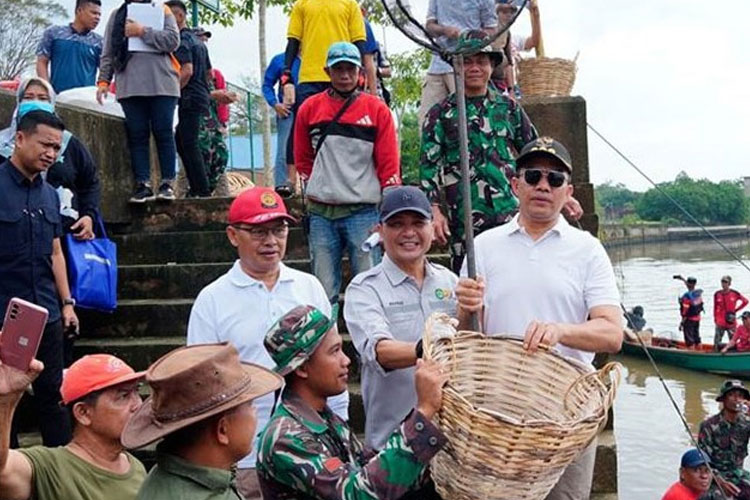 Wali kota Andi Harun ikut membersihkan sungai Karang Mumus. (foto: Diskominfo for TIMES Indonesia)