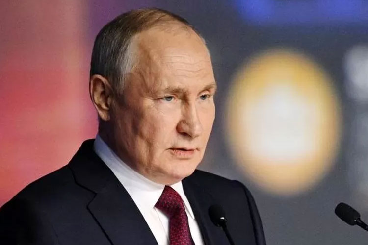 Presiden Rusia Vladimir Putin mengatakan menempatkan senjata nuklirnya di Belarusia itu hanya untuk berjaga-jaga. (FOTO: BBC/Reuters).