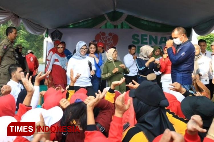 Peringati HLUN ke-27 Bupati Blitar Senam Bersama 4.000 Lansia