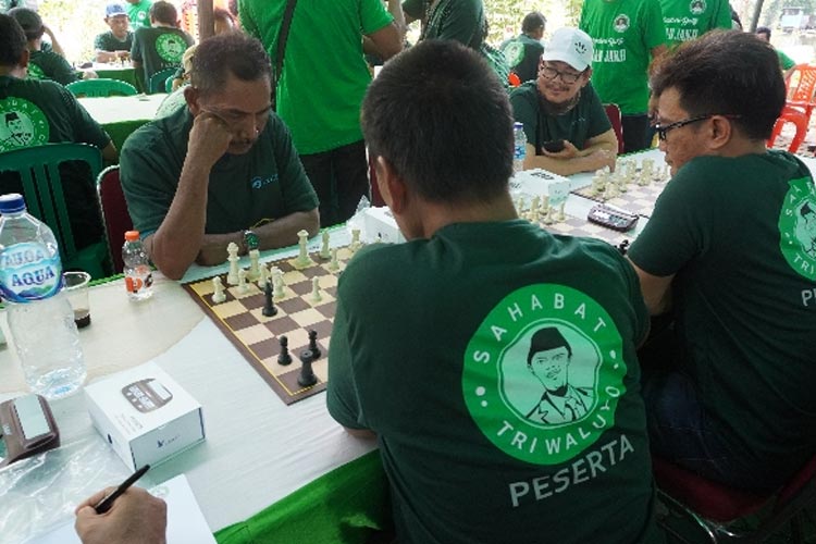 Komunitas Catur Gajah Mada Muara Angke  menggelar turnamen catur cepat dalam rangka memeriahkan HUT Kota Jakarta. (Foto: Dok. Tri Waluyo)