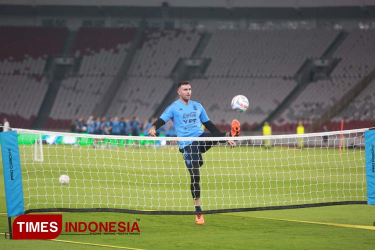 Penjaga gawang Emiliano Martinez (Aston Villa) saat menjalani official training di Gelora Bung Karno, Minggu 18/6/2023. (Foto: Tria Adha/TIMES Indonesia)