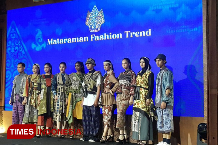 Mataraman Fashion Trend di malam Karya Kreatif Mataraman (foto: yobby/TIMES Indonesia) 