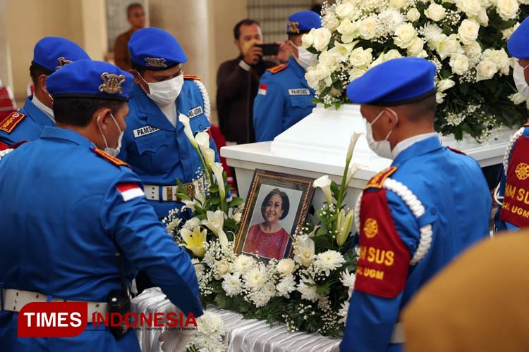 Mendiang Prof. Sri Adiningsih ketika di Balairung UGM untuk dilakukan serangkaian prosesi penghormatan sebelum menuju ke peristirahatan terakhirnya. ( FOTO: Humas UGM for TIMES Indonesia)