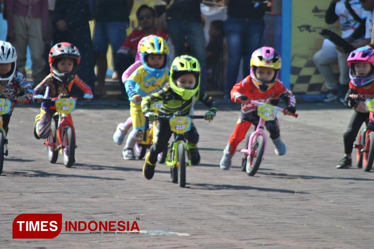Terlihat lucu dan menggemaskan tapi juga terkadang terlihat sangat berani saat membalap lawannya di SCR Kidz Push Bike Fun Race. (Foto: Muhammad Dhani Rahman/TIMES Indonesia)