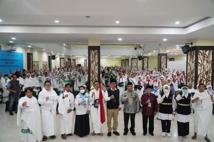 Kanwil Kemenag Provinsi Sulbar, Syafruddin Baderung melepas jamaah haji Sulbar 388 orang, berangkat ke Tanah Suci Mekkah dengan Kelompok Terbang (Kloter) 36 di Mamuju, Sabtu (17/6/2023). (ANTARA/M Faisal Hanapi)