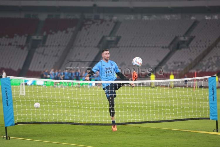 Penjaga gawang Emiliano Martinez (Aston Villa) saat menjalani official training di Gelora Bung Karno, Minggu 18/6/2023. (Foto: Tria Adha/TIMES Indonesia)